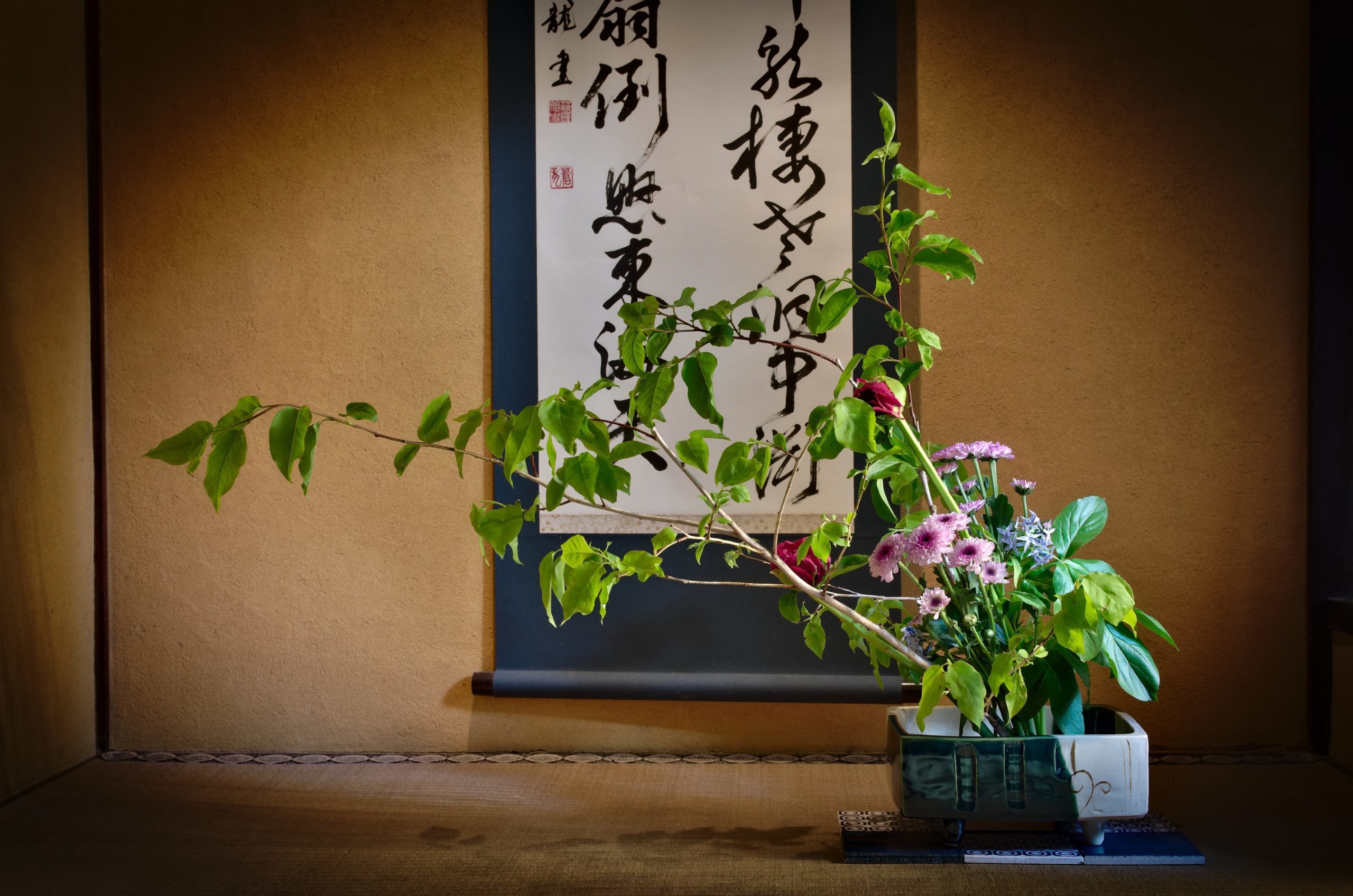 Œuvre d'ikebana décorant l'alcôve japoanise