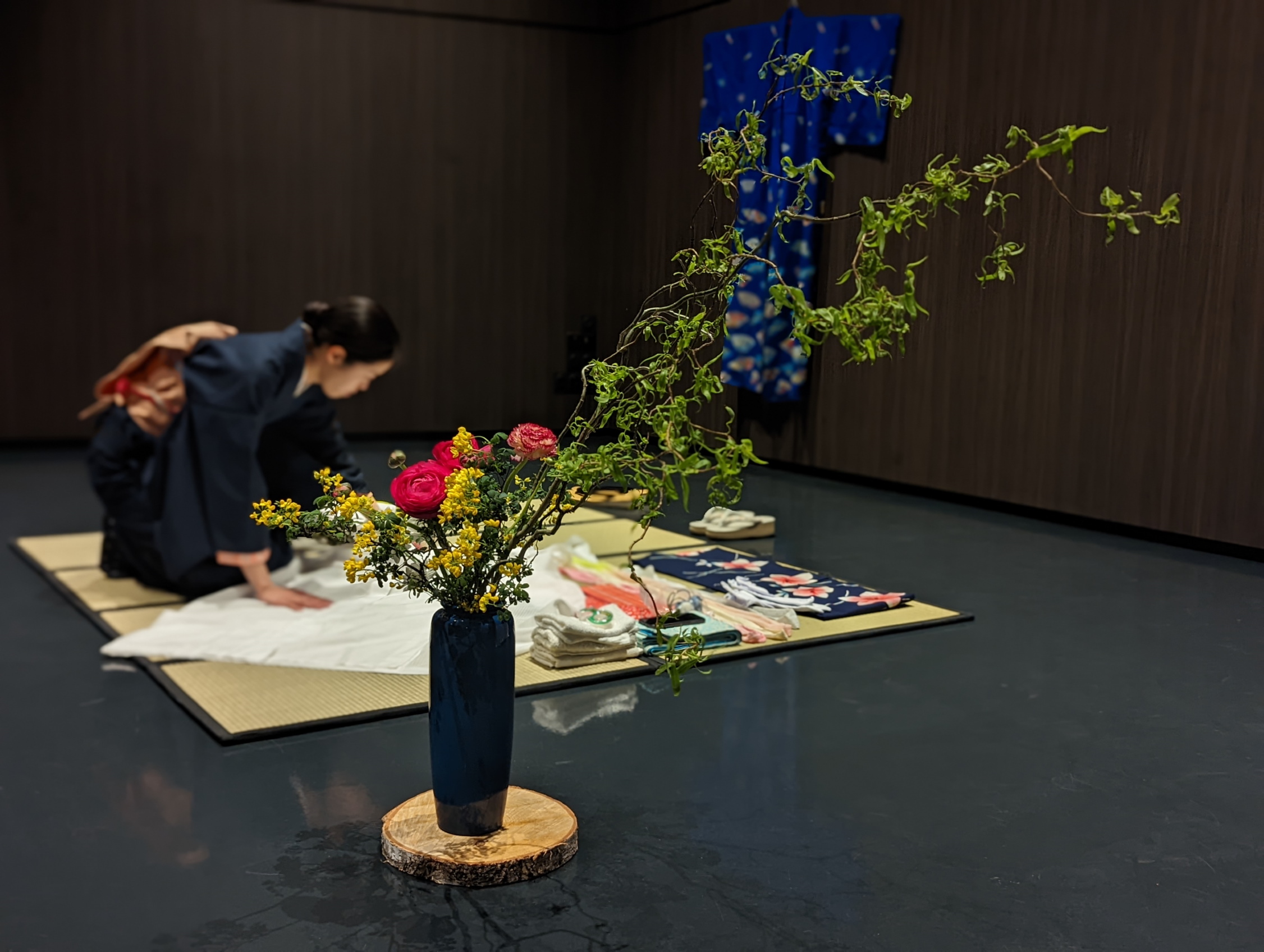 Création d'ikebana dans un vase haut