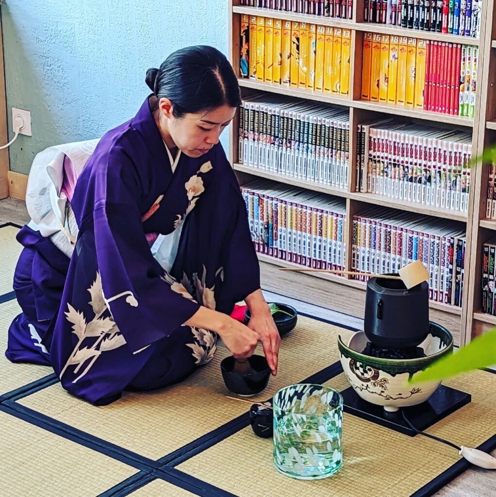 Tea ceremony at Dokusho Café